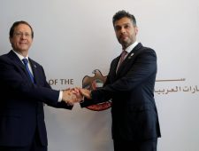 Emiraten openen ambassade in Israël | Dooi bedreigt oliepijpleiding in Alaska