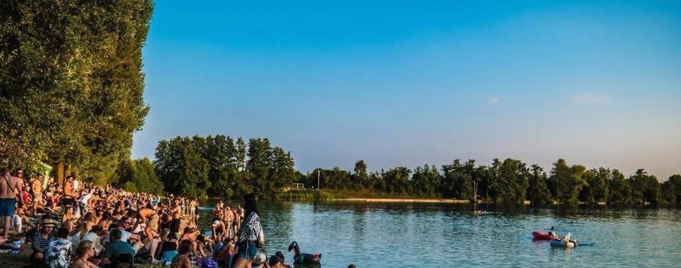 Intieme technorave aan idyllisch meer