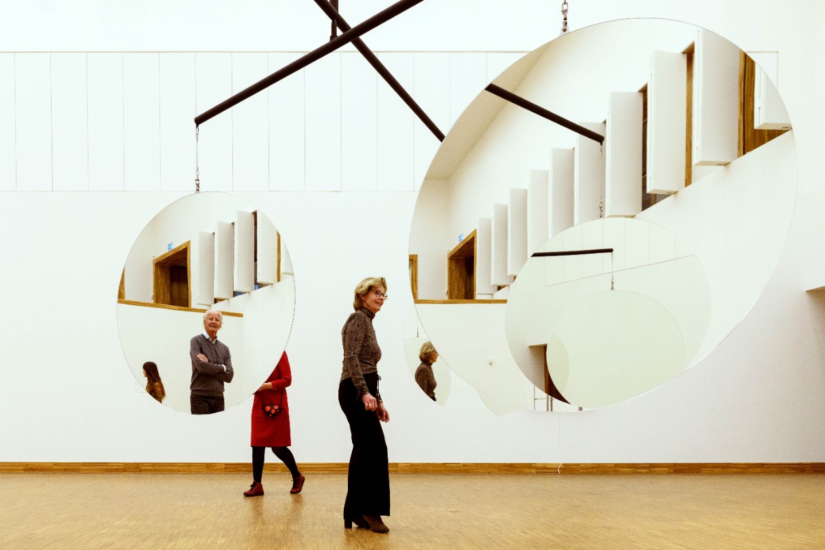 Volop spiegels aan de wand in Kunsthal KAdE