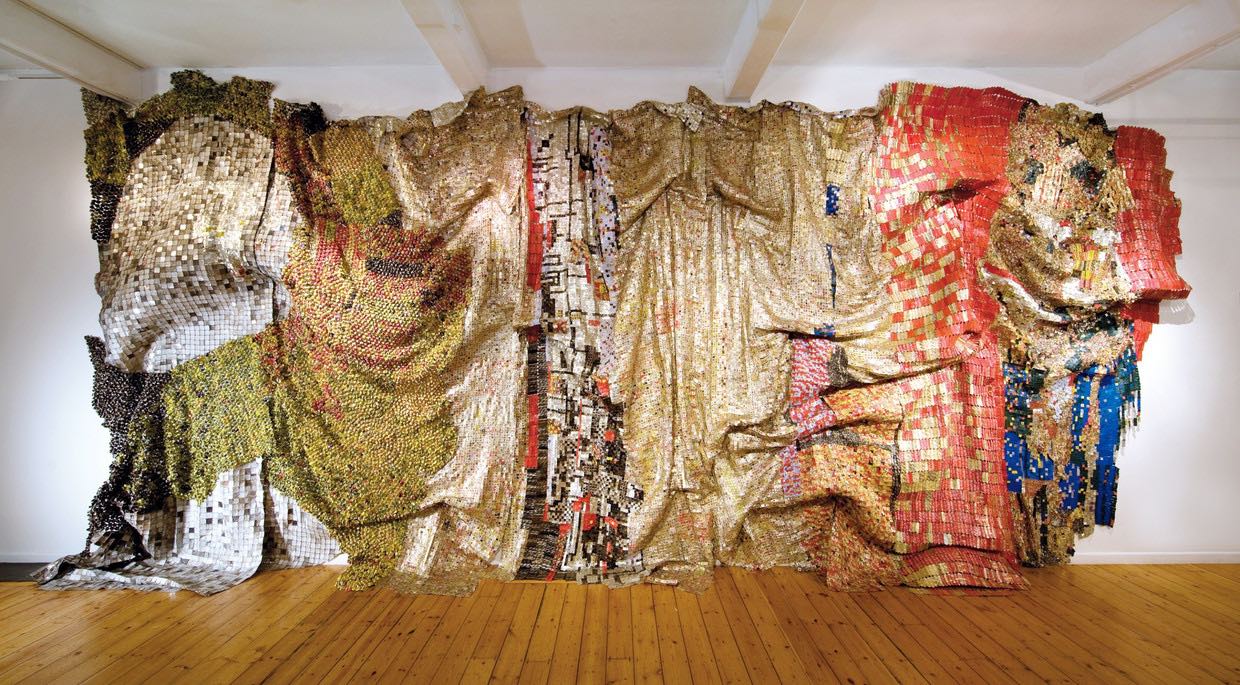 El Anatsui maakt kunst van afgedankt materiaal
