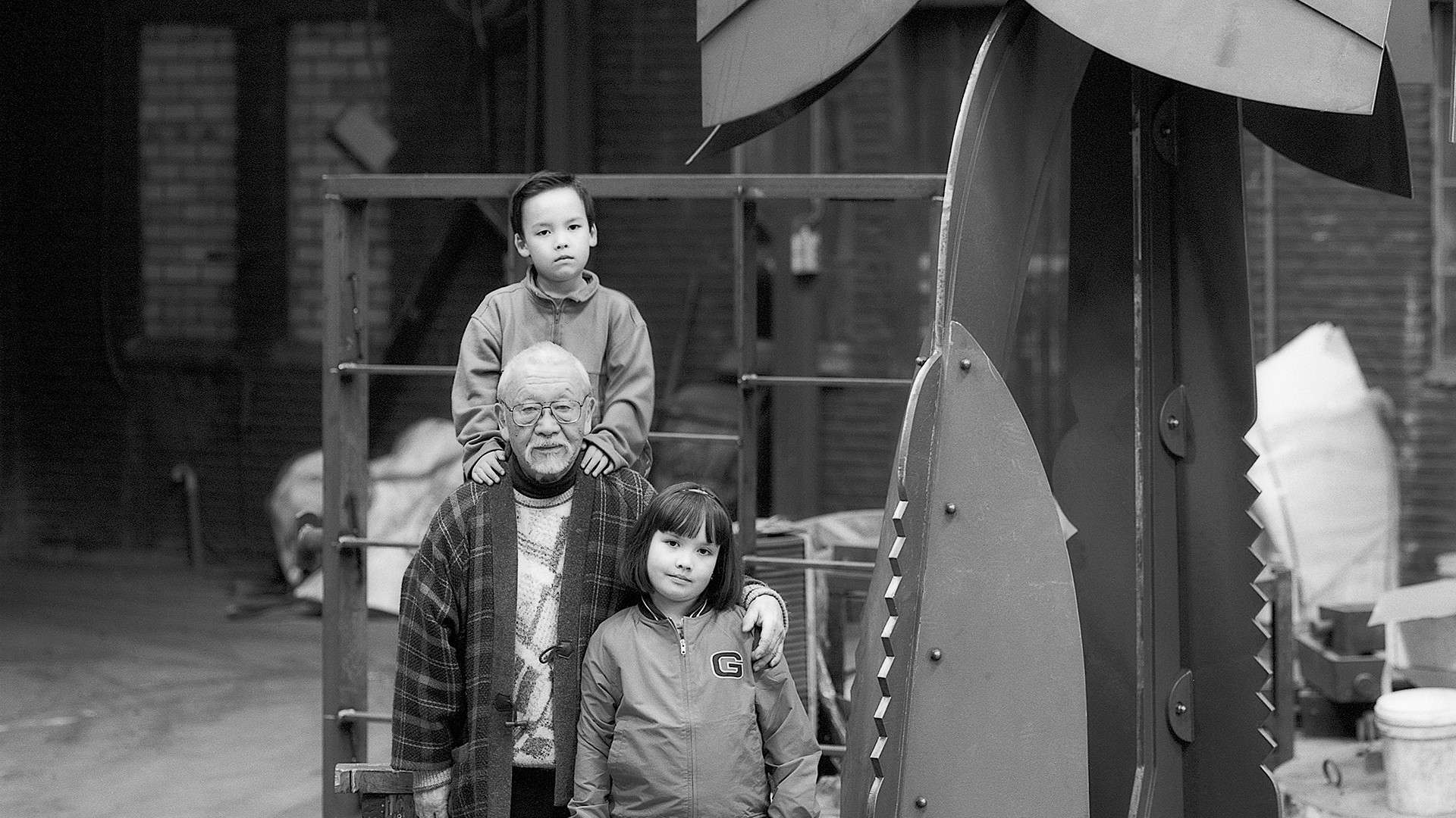 Kleinkinderen brengen ode aan Shinkichi Tajiri