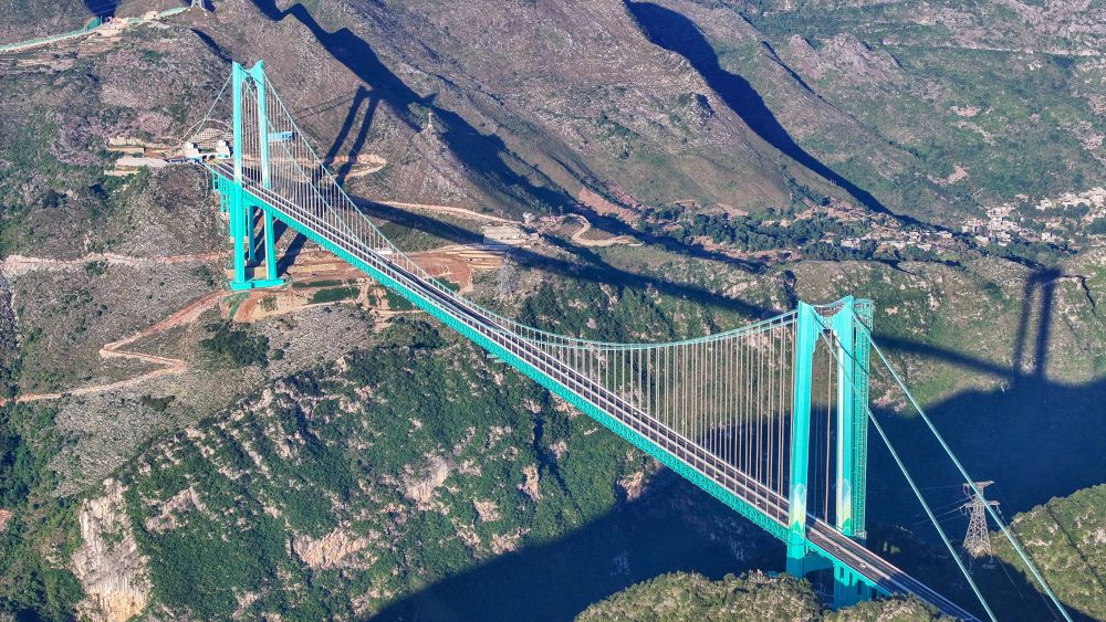 China opent officieel de hoogste brug ter wereld: 625 meter