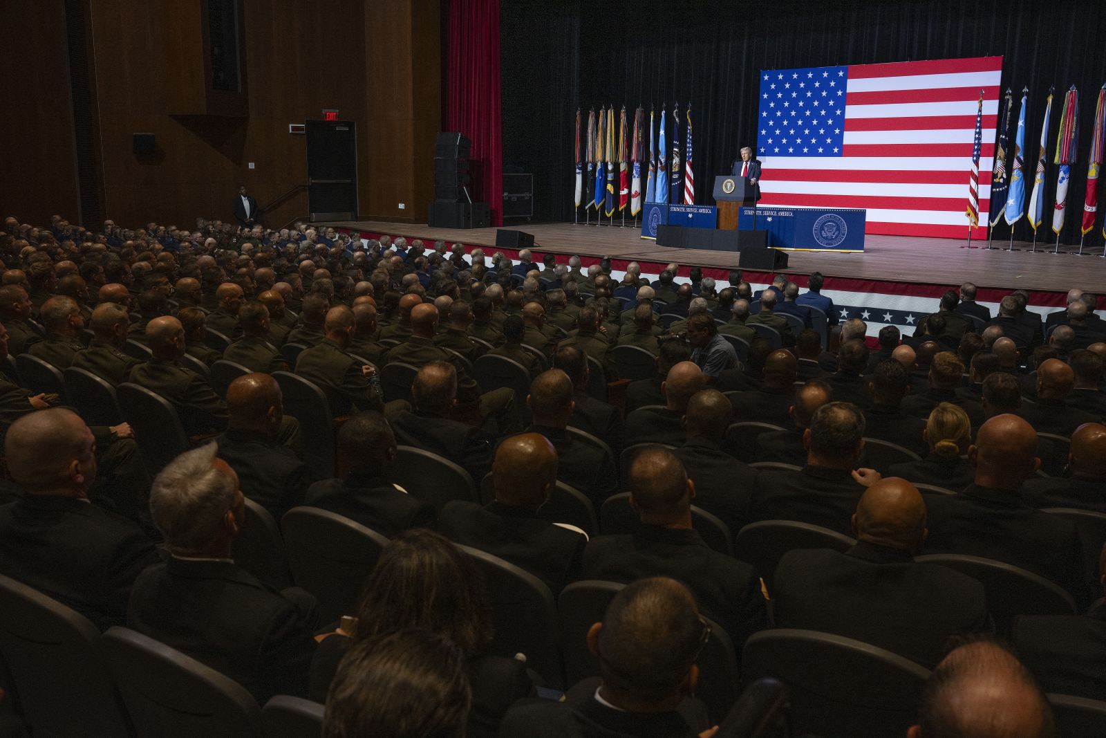 VS: Trump roept het leger op om ‘de vijand van binnen’ te bestrijden